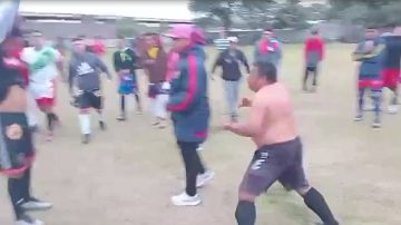 Videos: el árbitro “se paró de manos” en un partido que jugaban Los Veliz vs. Los Simios