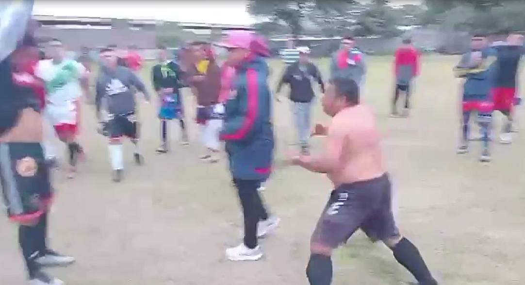 Videos: el árbitro “se paró de manos” en un partido que jugaban Los Veliz vs. Los Simios