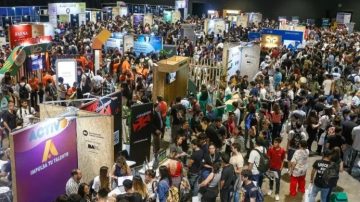 Más de 20 mil jóvenes hicieron fila en La Rural buscando trabajo: la postal de una Argentina en crisis