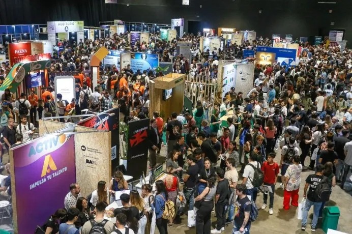 Más de 20 mil jóvenes hicieron fila en La Rural buscando trabajo: la postal de una Argentina en crisis