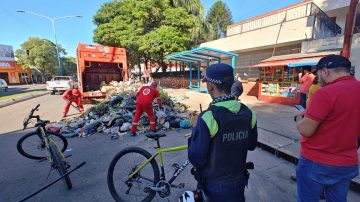 Un joven dormía en un contenedor, el camión lo compactó y sufrió múltiples fracturas
