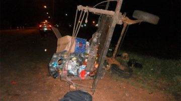 Motociclistas con heridas graves al chocar un carro tracción a sangre