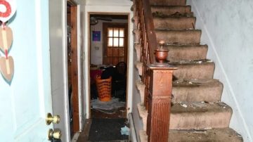 Las escalofriantes fotos de la casa en la que una mujer mantuvo encerrado a su hijastro 20 años