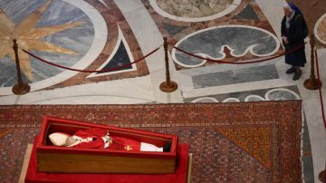 Quién es Sor Geneviève, la monja argentina que rompió el protocolo para despedirse del Papa Francisco