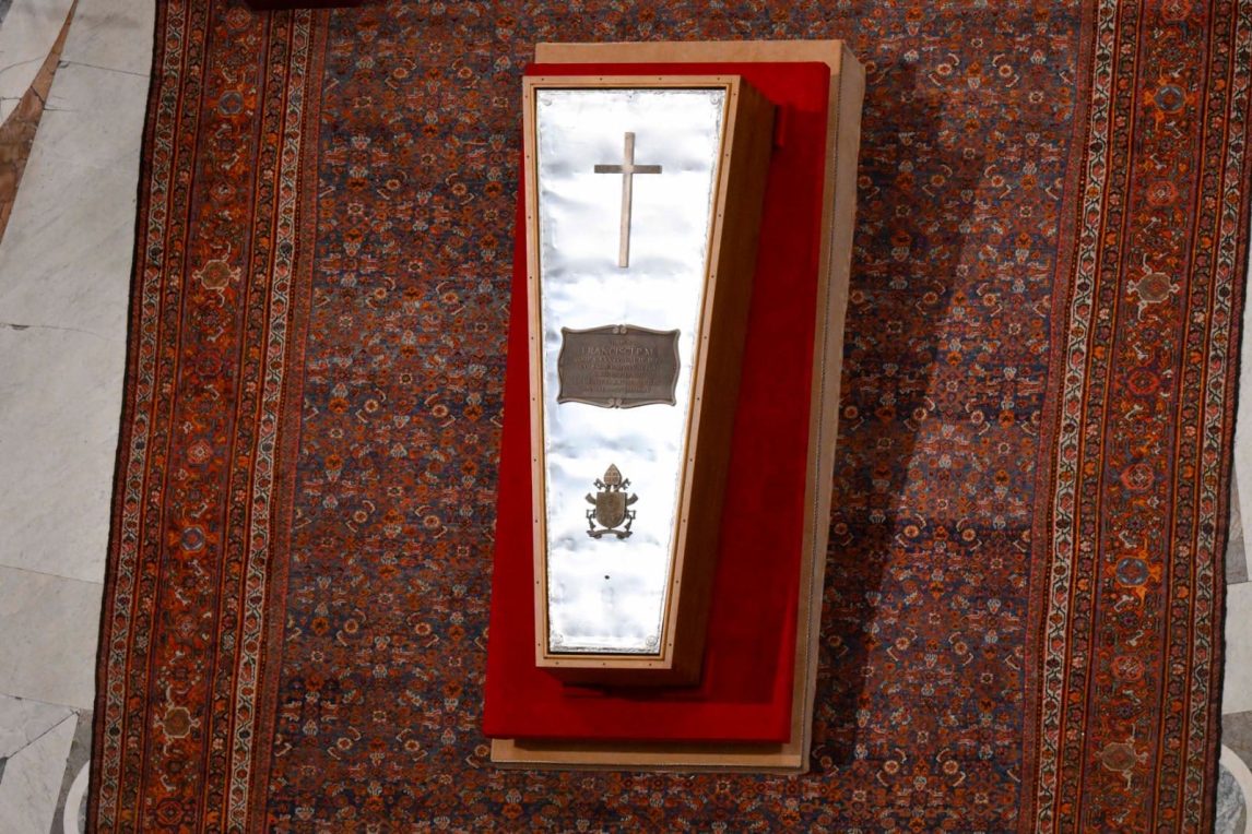 FOTOS | Así fue el rito de clausura del féretro del Papa Francisco