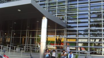 Llevaba varios días con dolor de garganta, se descompensó en la vía pública y murió