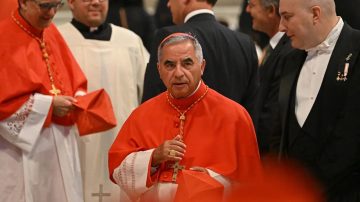 Polémica entre los cardenales que elegirán al nuevo Papa: hay uno que quiere votar y no puede