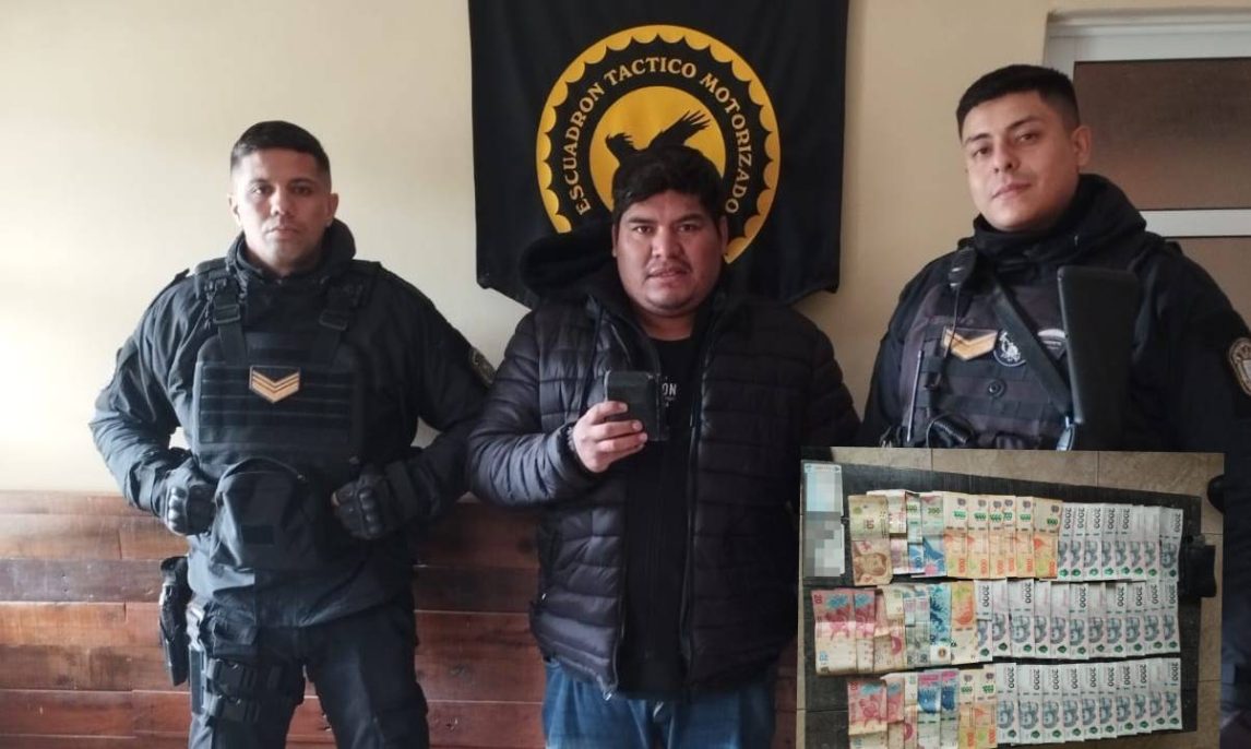 Perdió la billetera con 68 mil pesos pero la encontraron policías y se la devolvieron