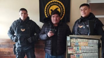 Perdió la billetera con 68 mil pesos pero la encontraron policías y se la devolvieron