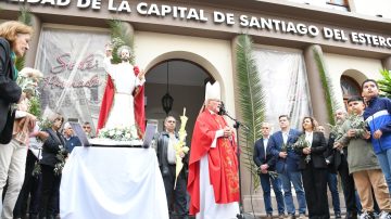 La intendente Fuentes participó de la bendición de ramos que realizó el Cardenal Bokalic en la explanada de la Municipalidad