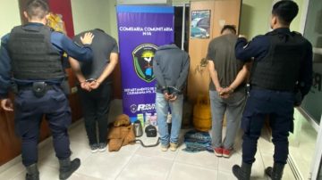 Atrapan a tres ladrones que, a bordo de un auto, saqueaban casas en La Banda