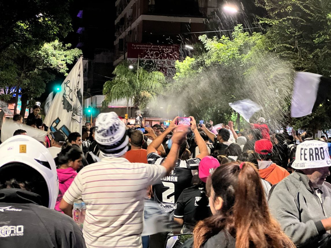 FOTOS | Hoy no duerme nadie: así se festeja en la Plaza Libertad por el histórico triunfo de Central Córdoba ante Flamengo