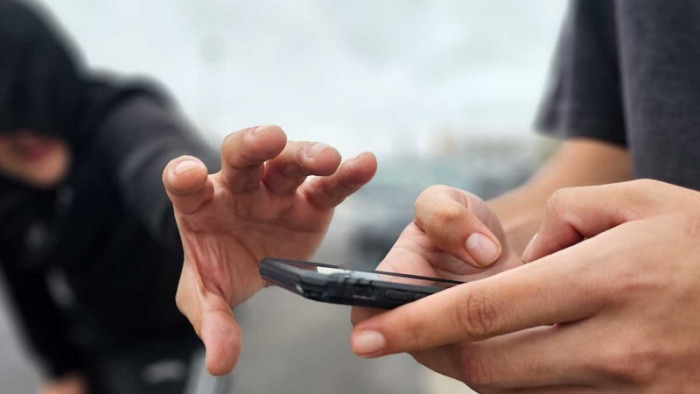 Desalmado delincuente le mintió a un anciano con discapacidad para que le preste su teléfono y escapó