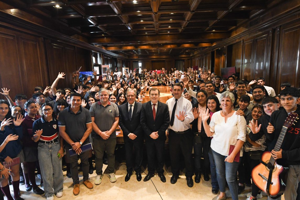 Conociendo mi provincia: estudiantes de Copo, Alberdi, Loreto y Robles visitaron la Casa de Gobierno