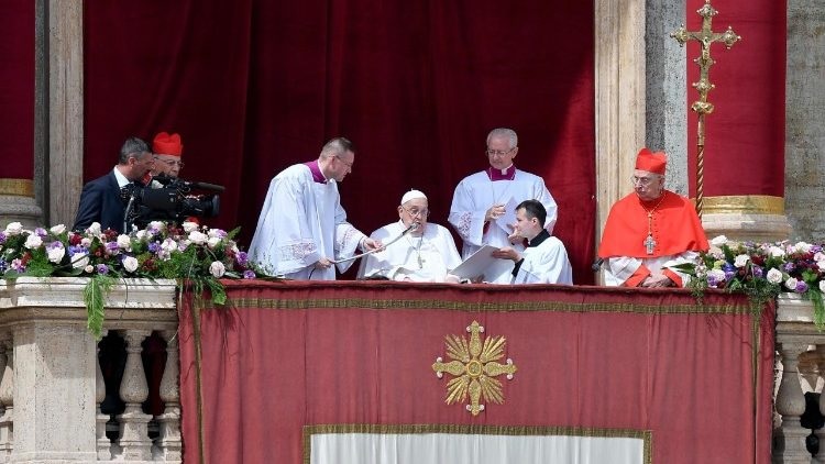 El Papa Francisco, convaleciente, reapareció y lanzó un fuerte mensaje global