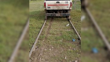 Un auto y una camioneta de carga chocaron en las vías del tren en Colonia Dora