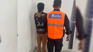 Joven lanzó ladrillazos contra un colectivo y lastimó a dos pasajeros