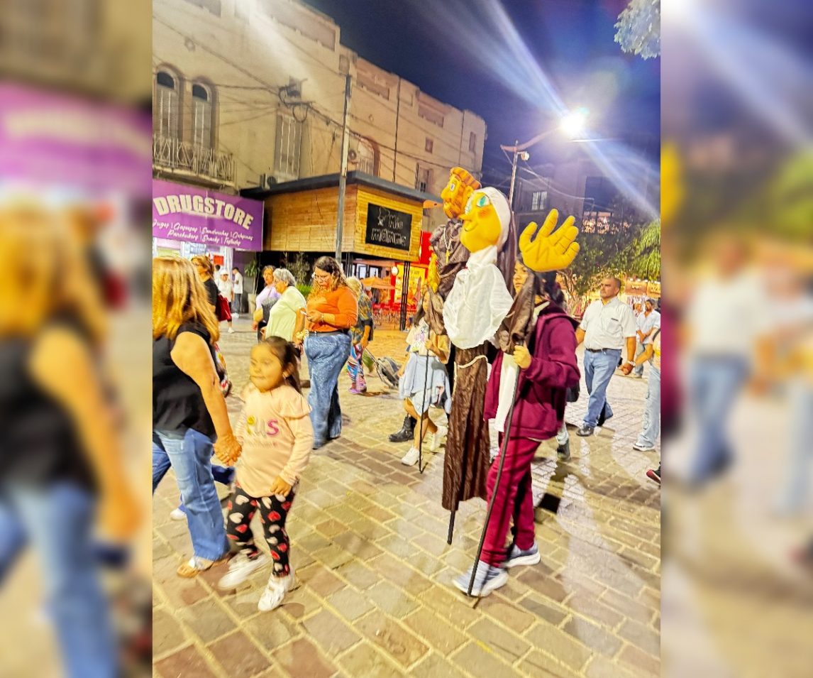 El sonido de los violines emocionó a todos en el Vía Crucis en pleno centro santiagueño