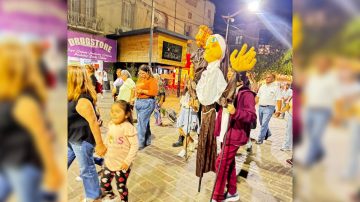El sonido de los violines emocionó a todos en el Vía Crucis en pleno centro santiagueño
