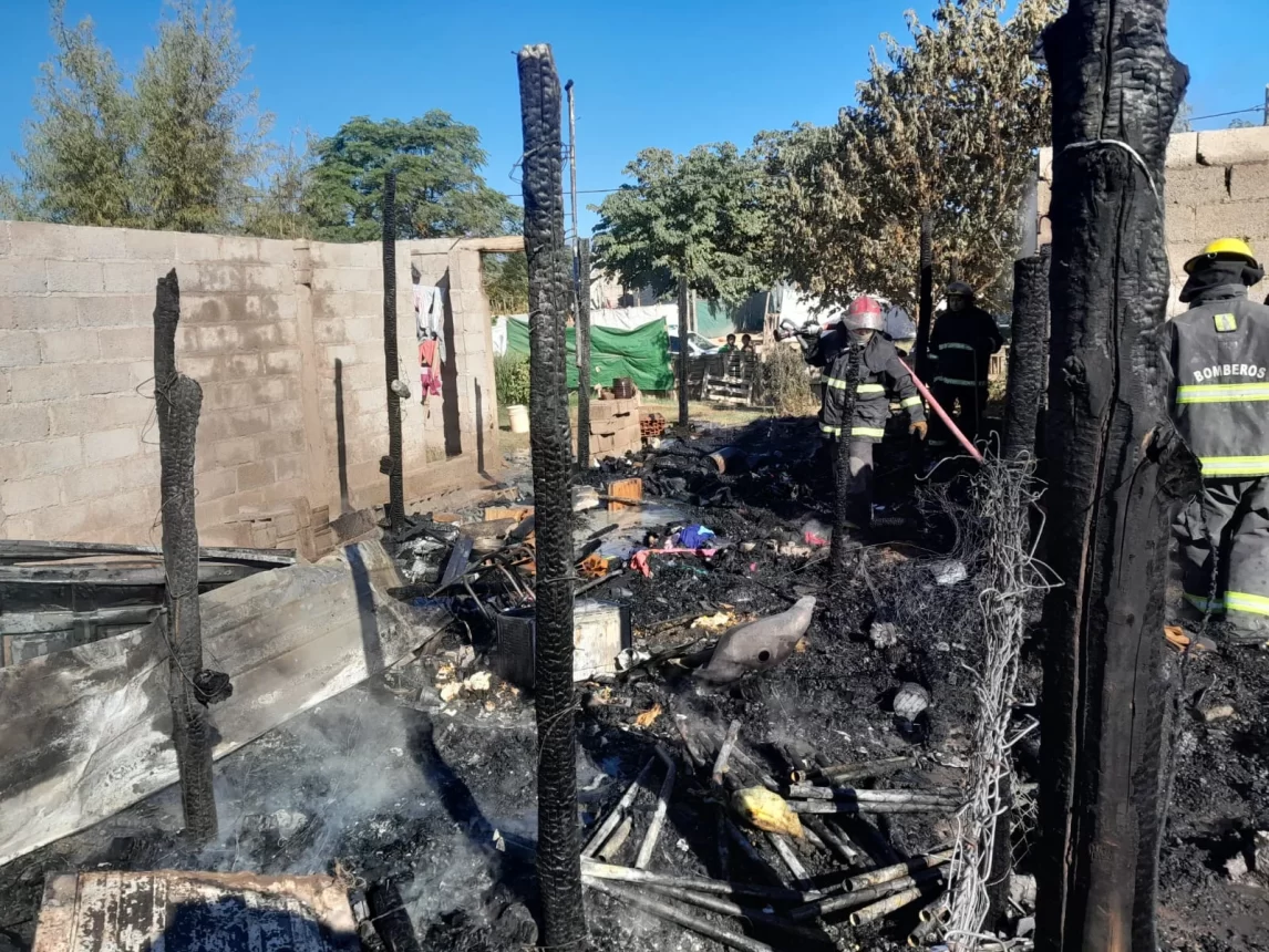 Joven madre y sus pequeños hijos quedaron con lo puesto tras el voraz incendio de su casa