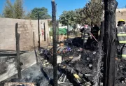 Terrible incendio consumió por completo una vivienda en el barrio 8 de abril