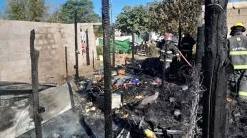 Joven madre y sus pequeños hijos quedaron con lo puesto tras el voraz incendio de su casa