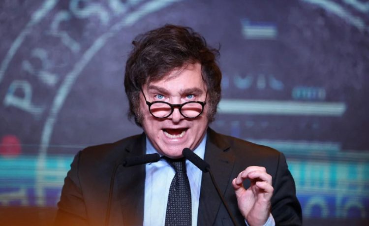 “Con c… ajeno somos todos p…”: la frase homofóbica de Javier Milei que citó su biógrafo
