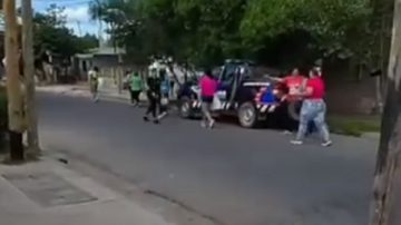 Tensión en el barrio Borges: vecinos exigieron justicia y se enfrentaron a familiares del DJ que abusó de una niña