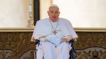 VIDEO | Sorpresiva aparición del Papa Francisco durante la misa por los enfermos