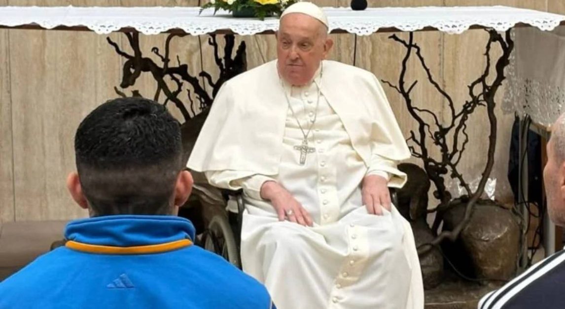 El papa Francisco se ausentó de la misa Crismal, pero reapareció en una cárcel de Roma