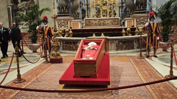 En fotos: así fue el traslado del féretro del papa Francisco a la Basílica de San Pedro