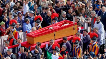 El féretro del papa Francisco llegó a la Basílica de San Pedro