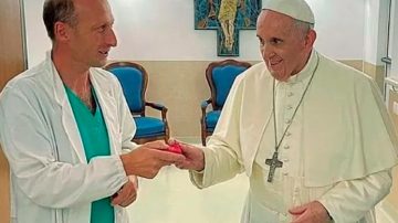 Confesión del médico del Papa Francisco: “Tenía los ojos abiertos, no respondía a los estímulos”