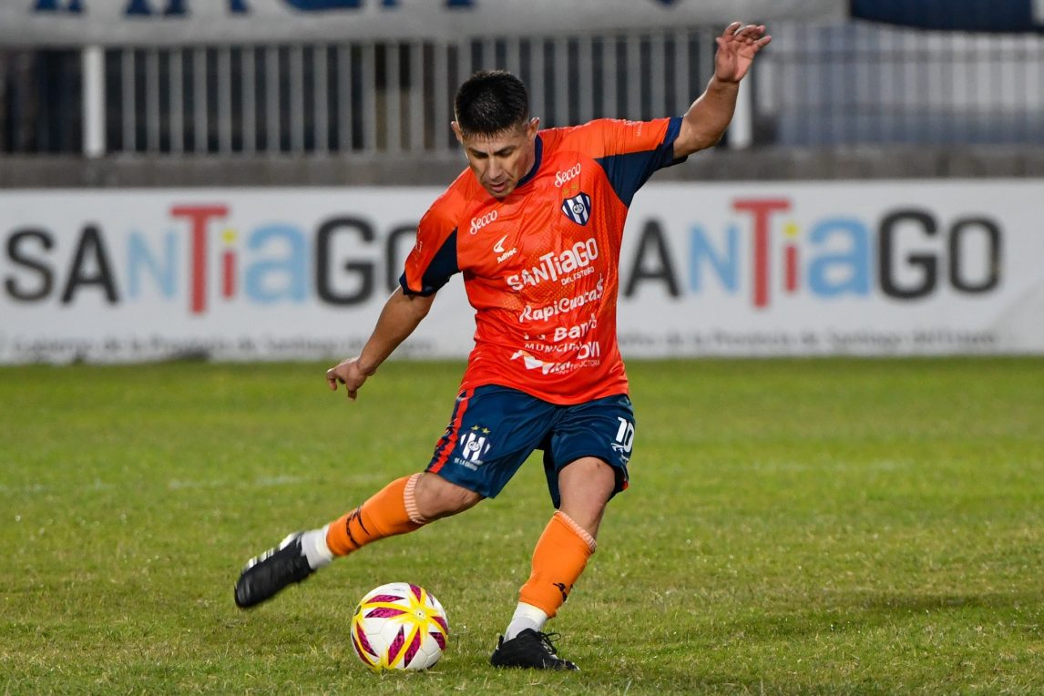 Sarmiento busca volver al triunfo frente a Bartolomé Mitre con “Bombo” López en el banco