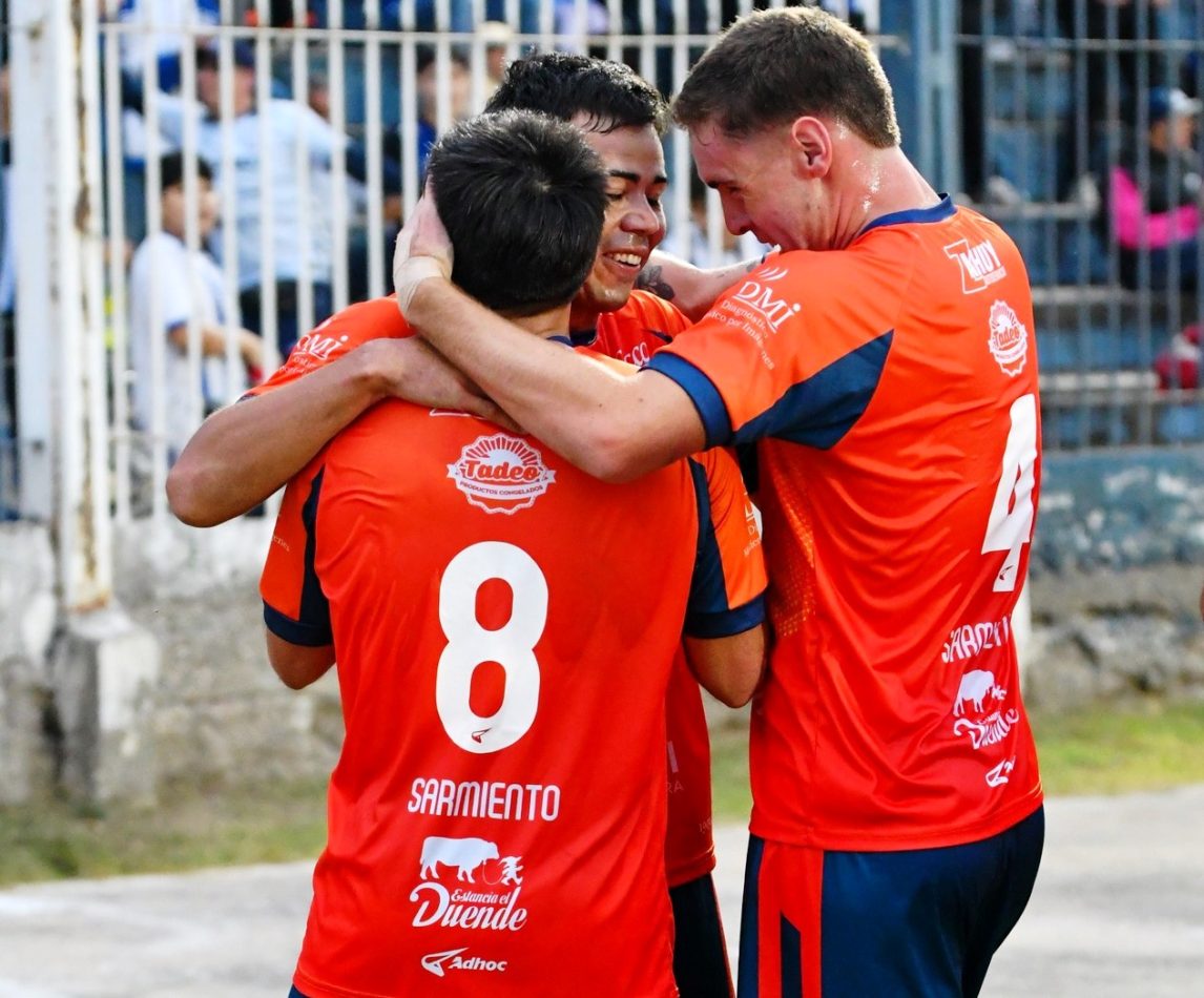 Sarmiento derrotó a Crucero del Norte y manda en el grupo D
