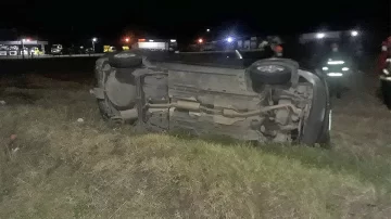 Dos ancianos de 80 años se salvaron de milagro tras un terrible vuelco por esquivar una vaca