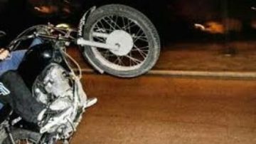 Por hacer “willy” con la moto terminaron estrellados contra un poste de luz