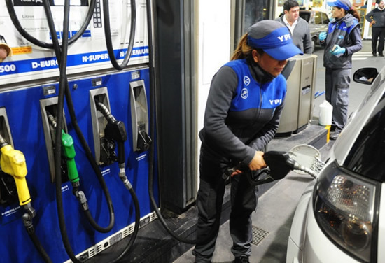 YPF anunció que bajará 4% los precios de la nafta y el gasoil a partir de este jueves