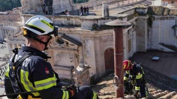 Instalan la chimenea que anunciará la elección del nuevo Papa