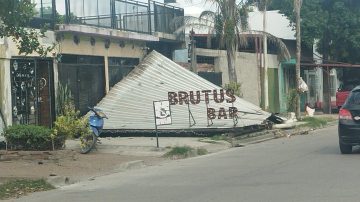 Terrible “palazo”: conductora perdió el control del auto y terminó incrustado en un bar