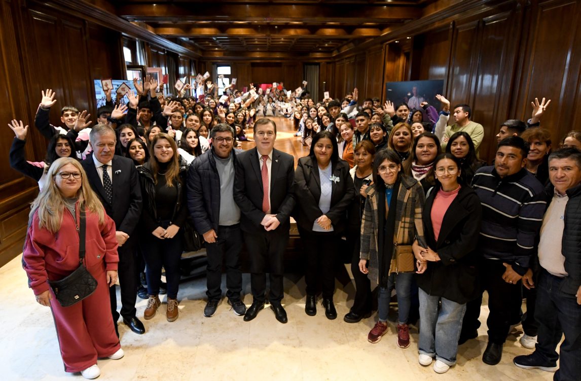 Unos 173 estudiantes del interior santiagueño se reunieron con el gobernador Gerardo Zamora