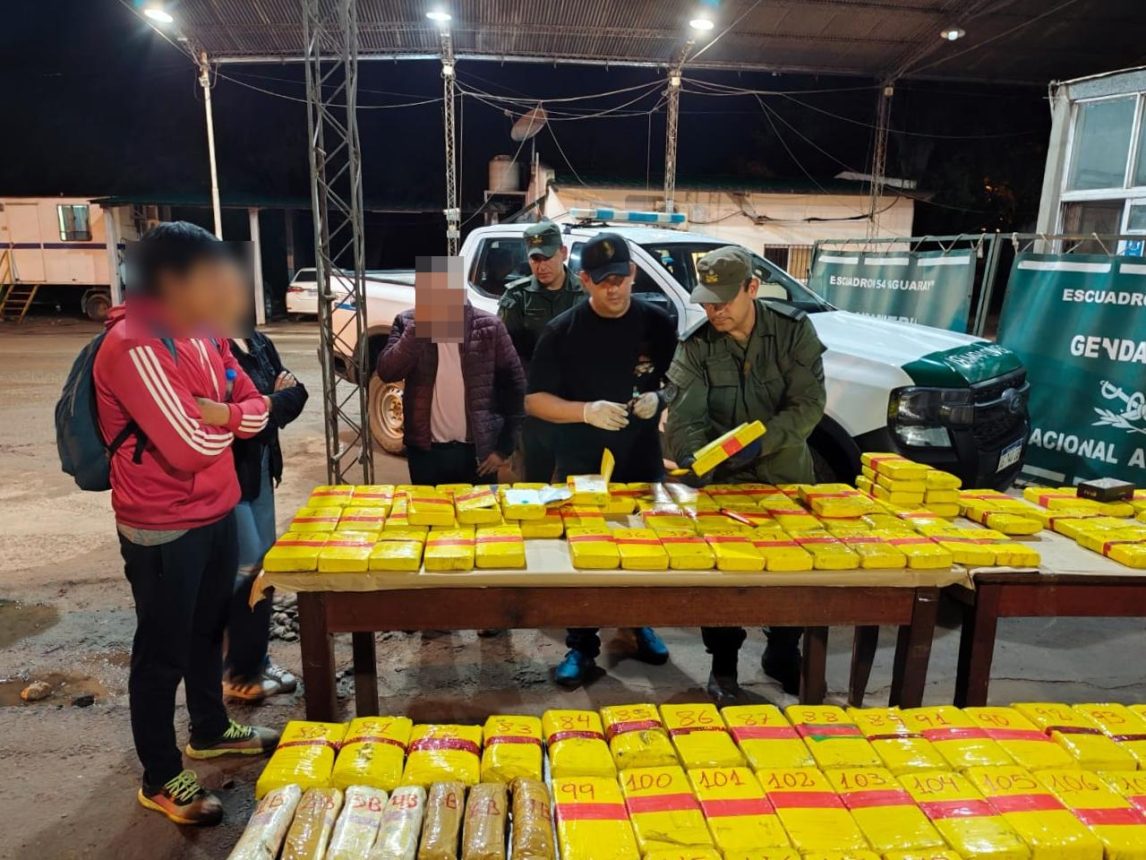Modifican camioneta y esconden 160 kilos de cocaína bajo el piso