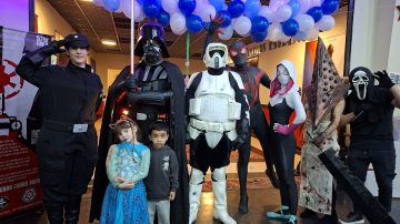 El Día del Orgullo Friki reunió a cientos de fanáticos con una movida solidaria inolvidable en el Cine Rex