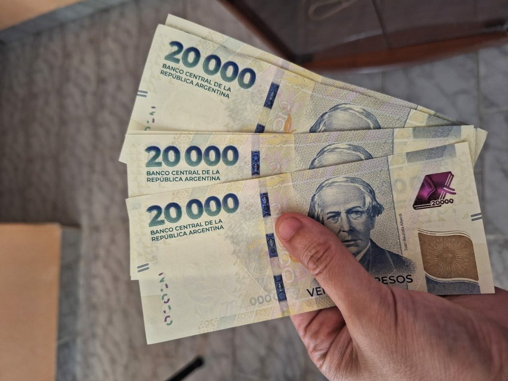 Alertan por la circulación de billetes falsos de $20.000: Cómo reconocerlos