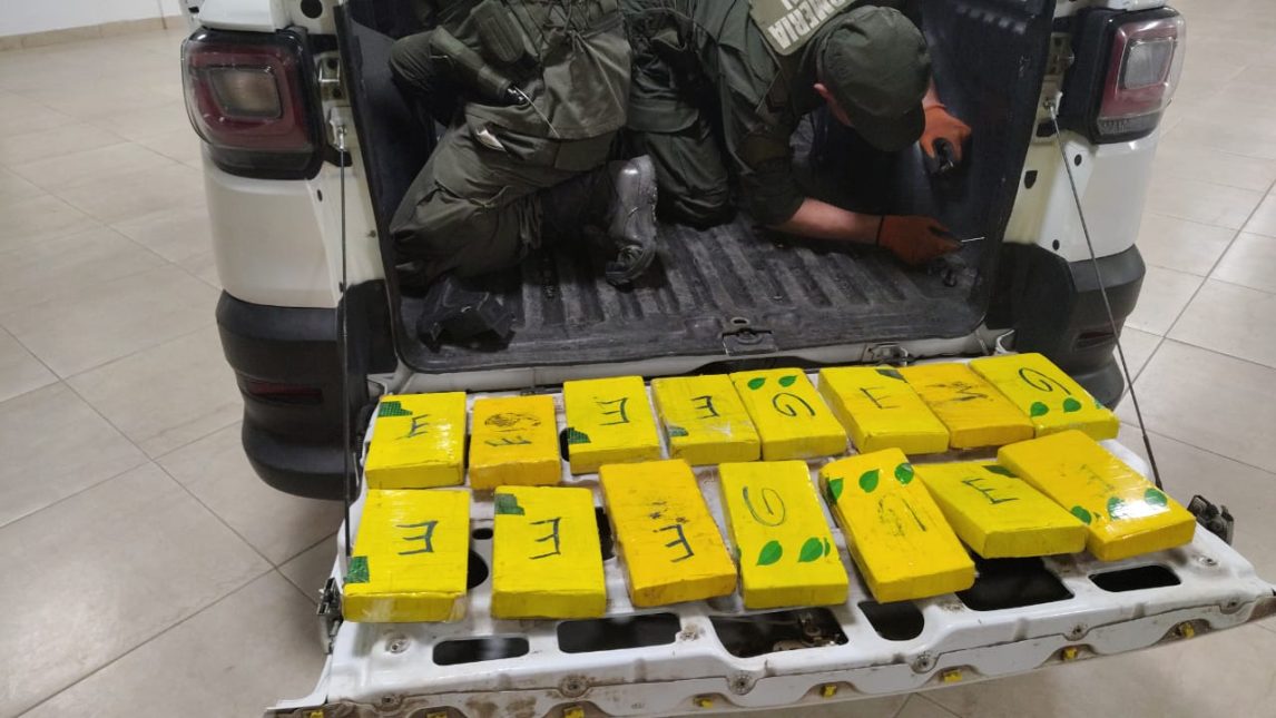 Detienen a cuatro personas que viajaban con 258 kilos de cocaína ocultos en dos camionetas