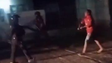 Video: un sujeto atacó a machetazos a policías y terminó baleado en todo el cuerpo