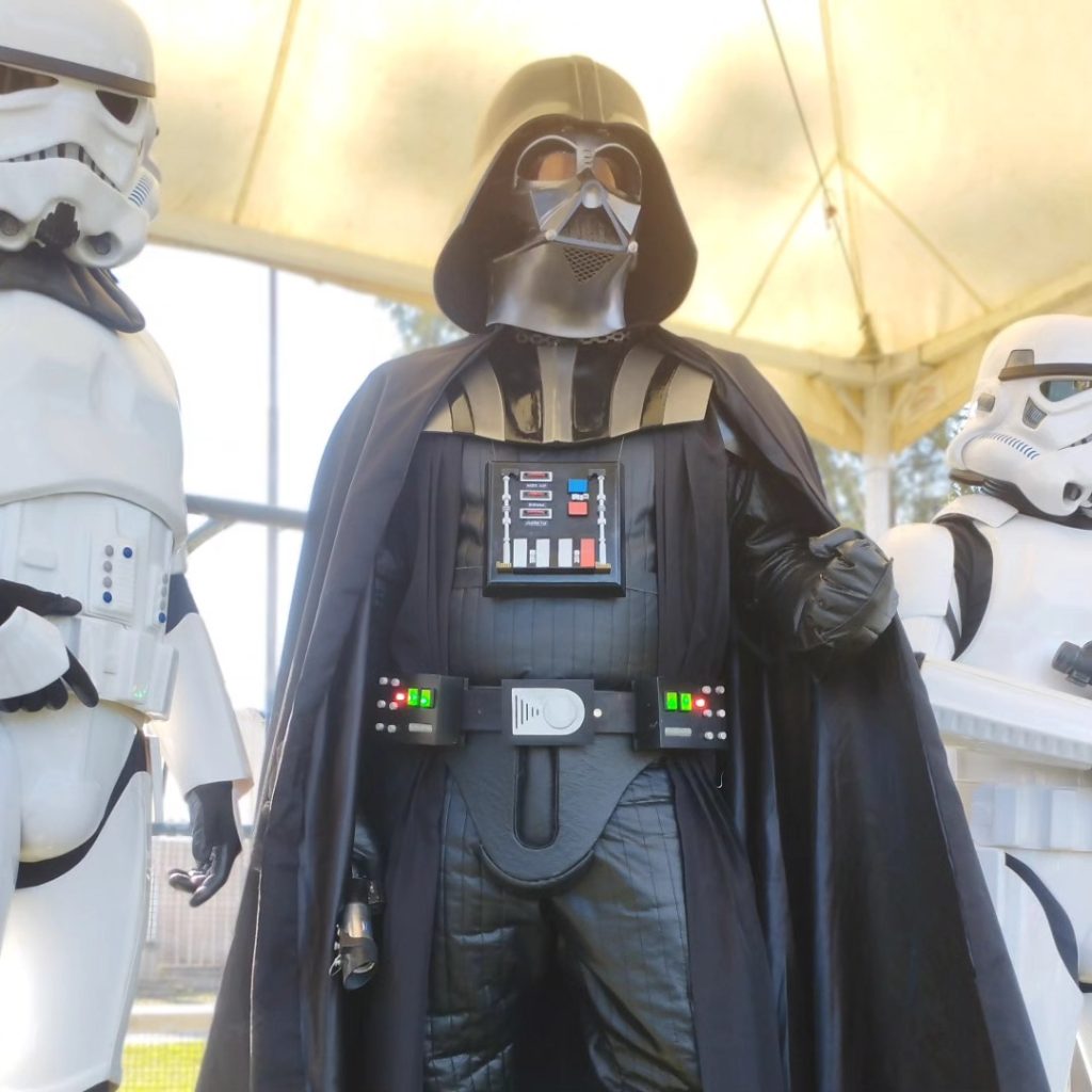 Del lado oscuro al lado solidario: la historia del Darth Vader santiagueño, mucho más que un fan de Star Wars