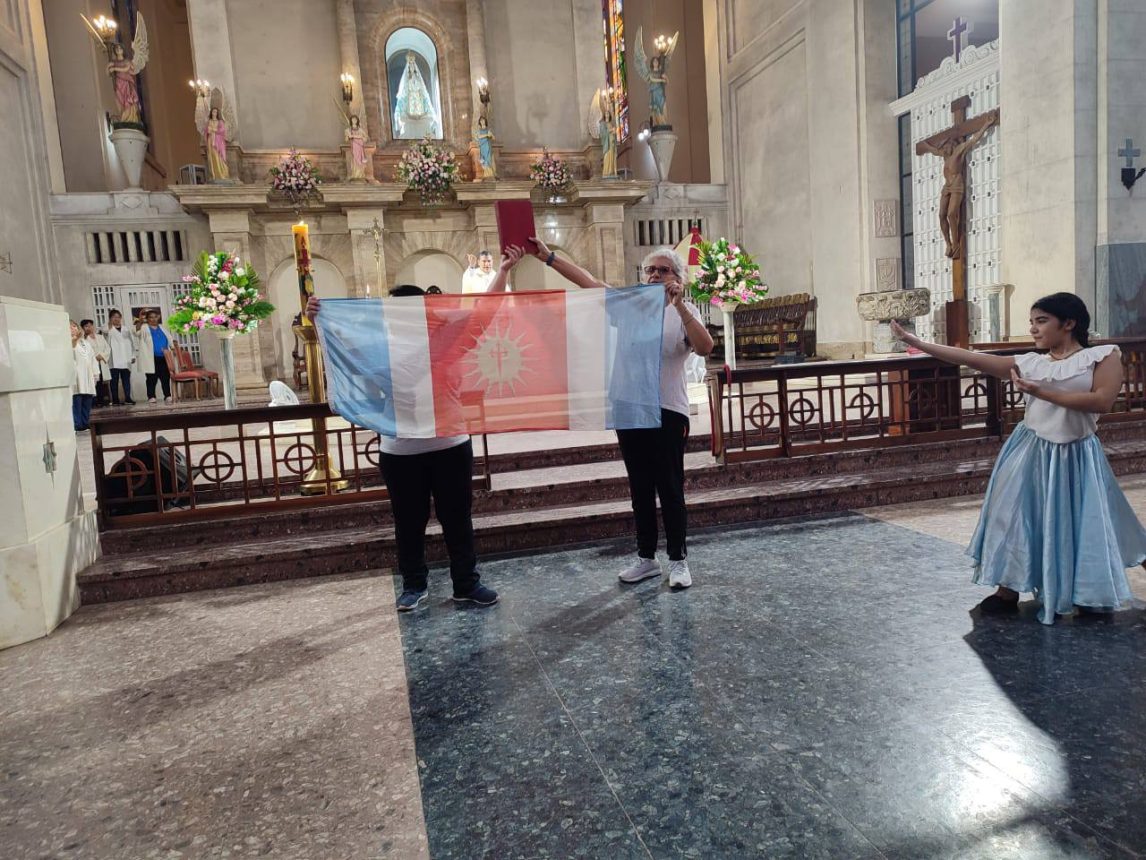 Un viaje lleno de fe: santiagueños llevan una imagen de Mama Antula a la Virgen de Itatí
