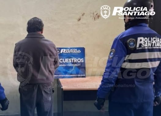 Tenía pedido de captura y lo atraparon intentando estafar a otro hombre en pleno centro