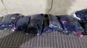 Robó ropa del interior de una camioneta en el centro y lo atraparon mientras escapaba
